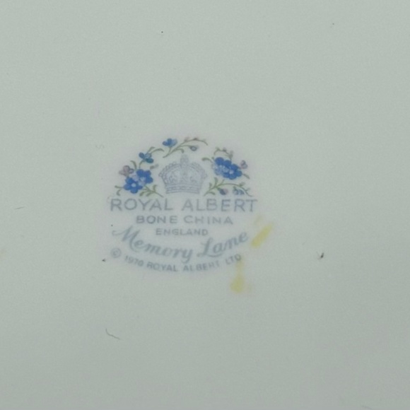 Royal Albert Memory Lane 8" Salad Plates(Set of 4) Bone China England b. - Picture 6 of 6